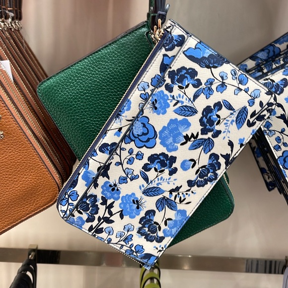 Kate Spade Lucy Vase Floral Medium L Zip Wristlet
Blue Multicolor 
NWT - Picture 2 of 16